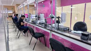 inmueble color rosa con sillas negras