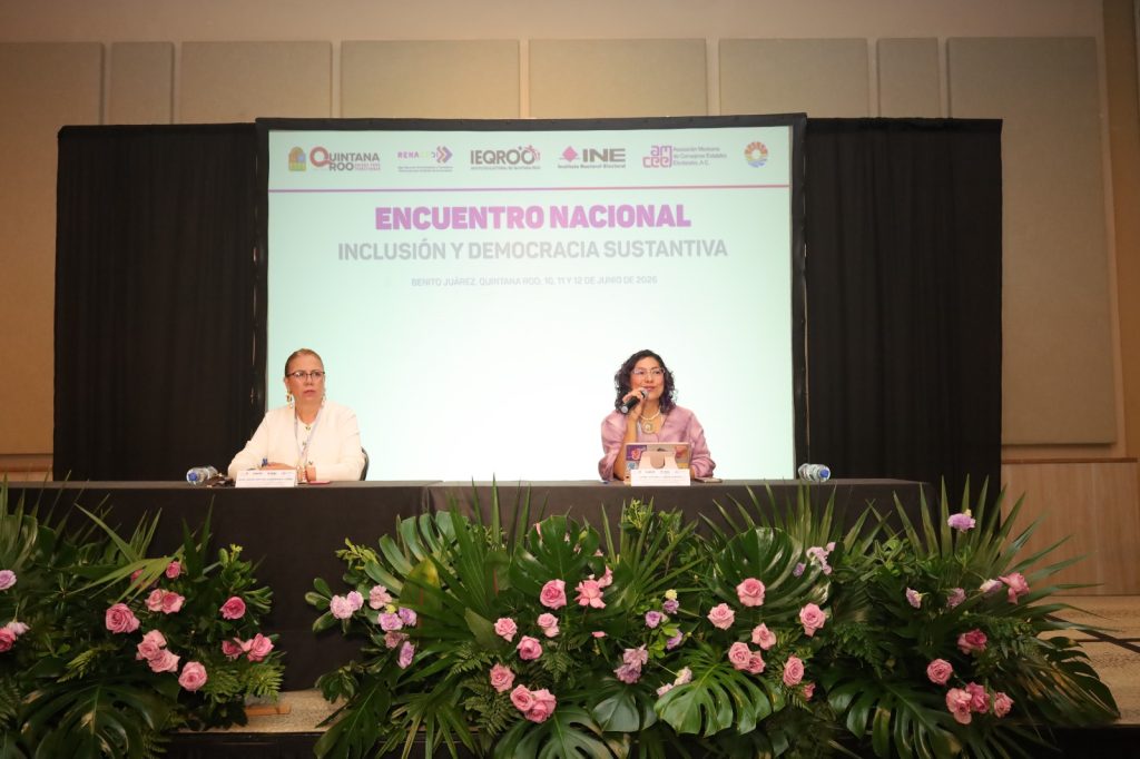 Iliana Hernández Gómez, de la Unidad Técnica de Igualdad de género y No Discriminación y Rita Bell López Consejera Electora participando en el evento.