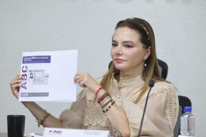 Carla Humphrey Jordan Consejera Electoral con la muestra de la credencial en las manos.