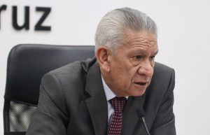 Hombre cabello cano sentado