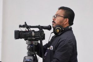 Hombre con una cámara de video