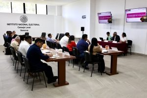 Varias personas sentadas resolviendo un examen de conocimientos