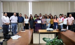 varias personas de pie posando para la foto oficial