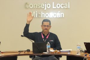 Un hombre votando a mano alzada