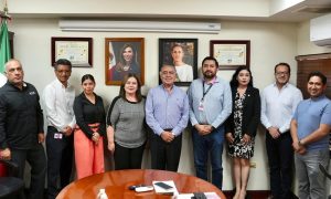 nueve personas de pie para la foto oficial