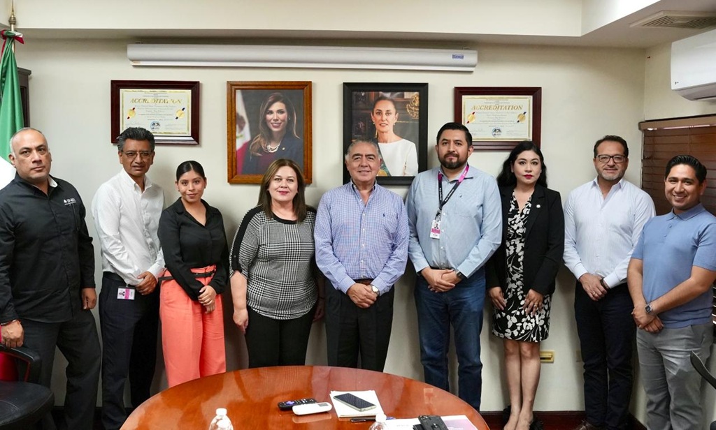 nueve personas de pie para la foto oficial