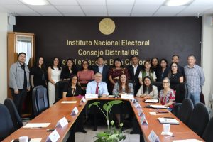 personas sentadas y de pie para la foto oficial