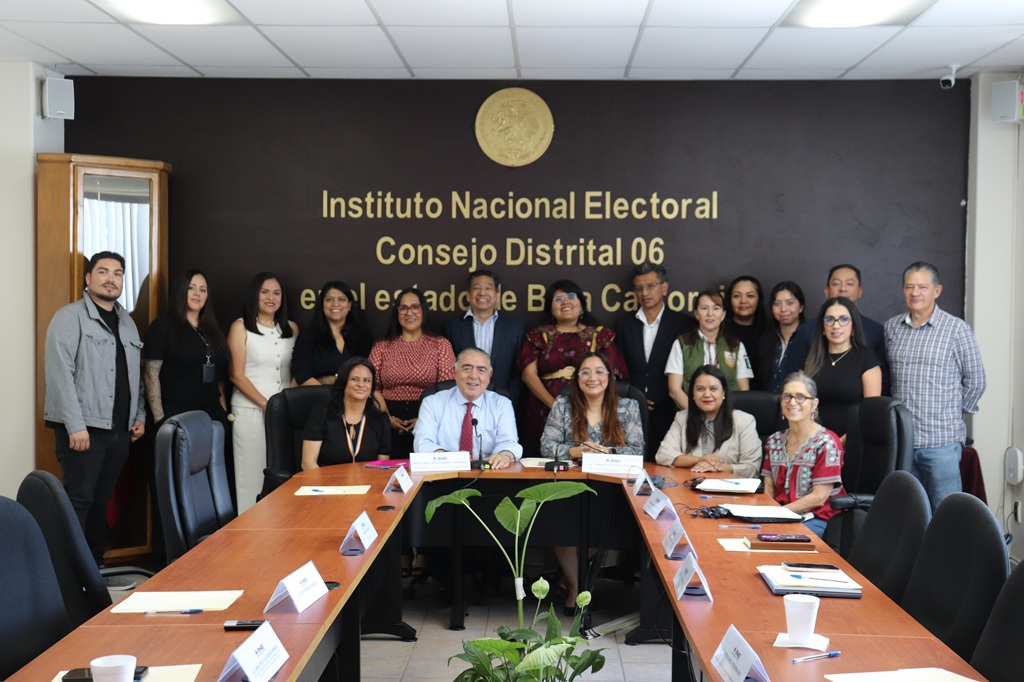 personas sentadas y de pie para la foto oficial