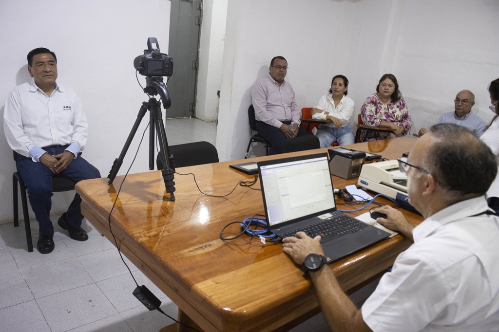Personas funcionarias realizando pruebas fotográficas a internos del CERESO en Campeche