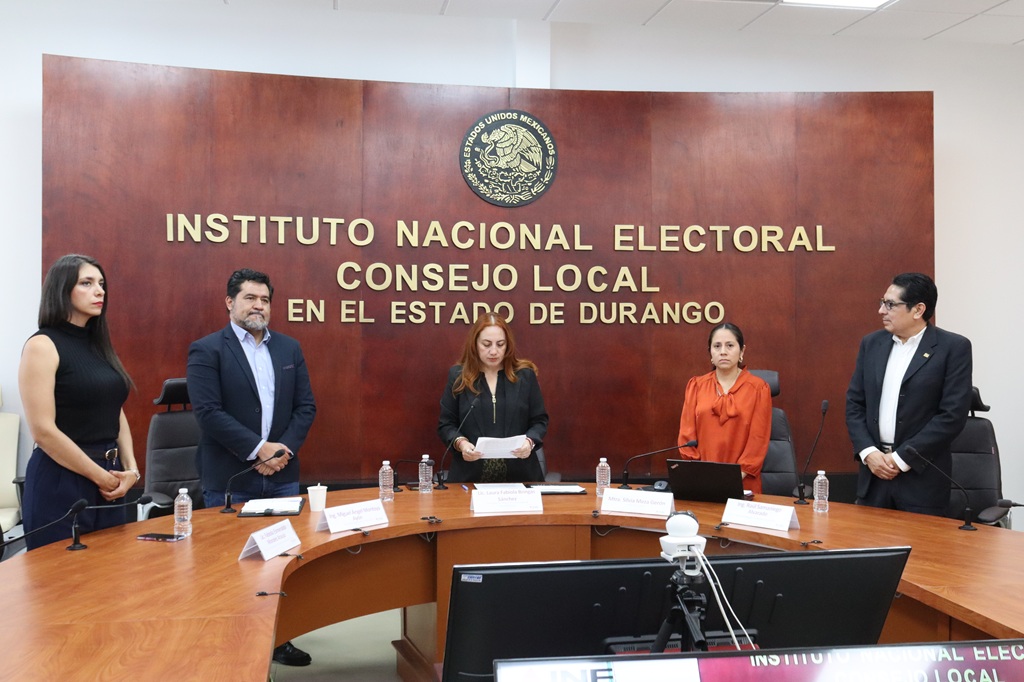 cinco personas de pie