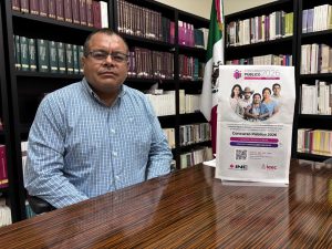 hombre con lentes sentado en una biblioteca