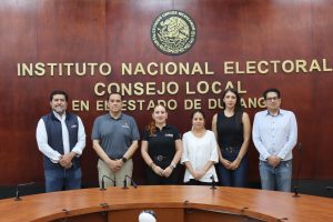 seis personas de pie abajo de unas letras doradas