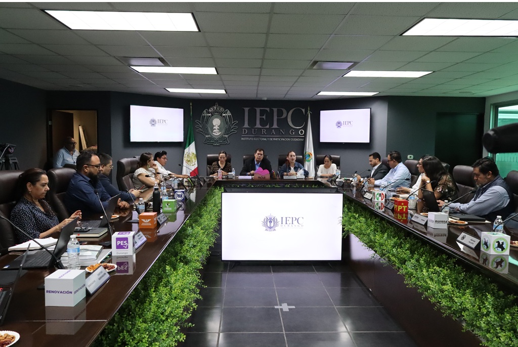 Una sala de juntas con personas reunidas