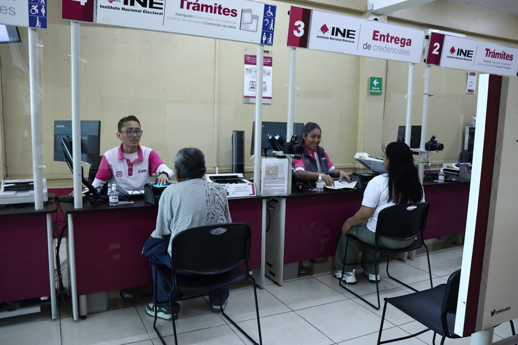 personal del INE en Quintana Roo atendiendo a la ciudadanía