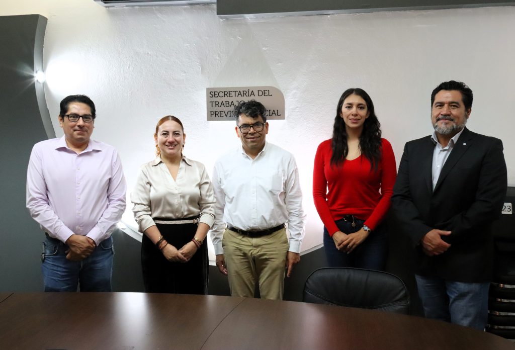 dos mujeres y tres hombres de pie posando para la foto oficial