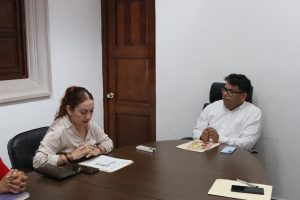 una mujer y un hombre sentados platicando