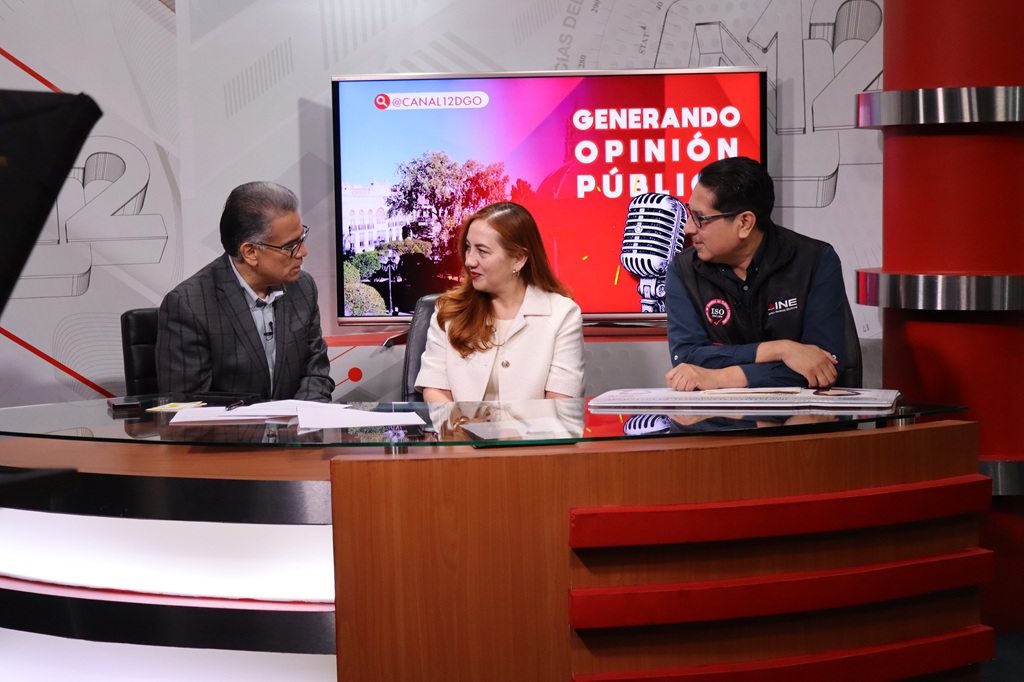 tres personas en un foro de televisión