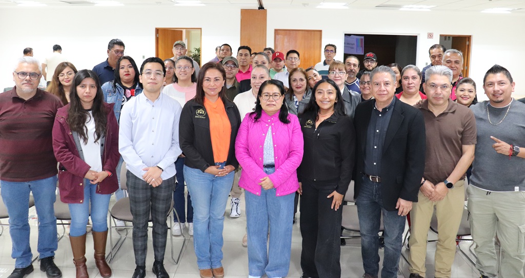 muchas personas de pie posando para la fotografía oficial