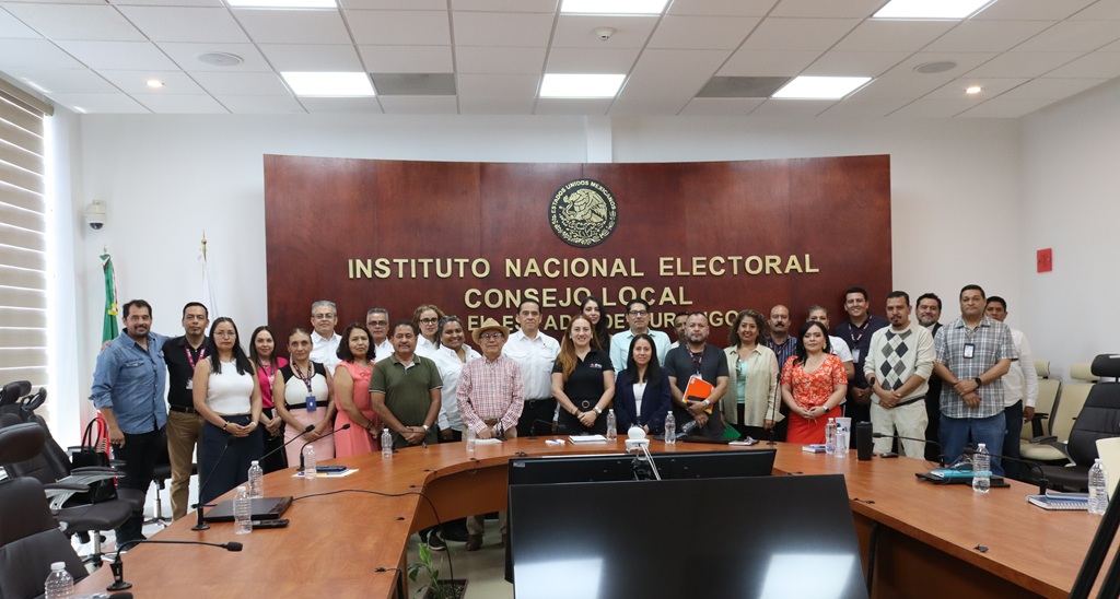 varias personas de pie en un salón posando para la foto oficial