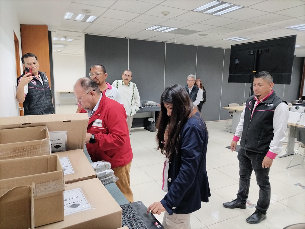 personas revisando unas cajas de cartón
