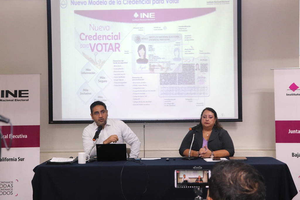 Dos personas respondiendo preguntas a medios de comunicación