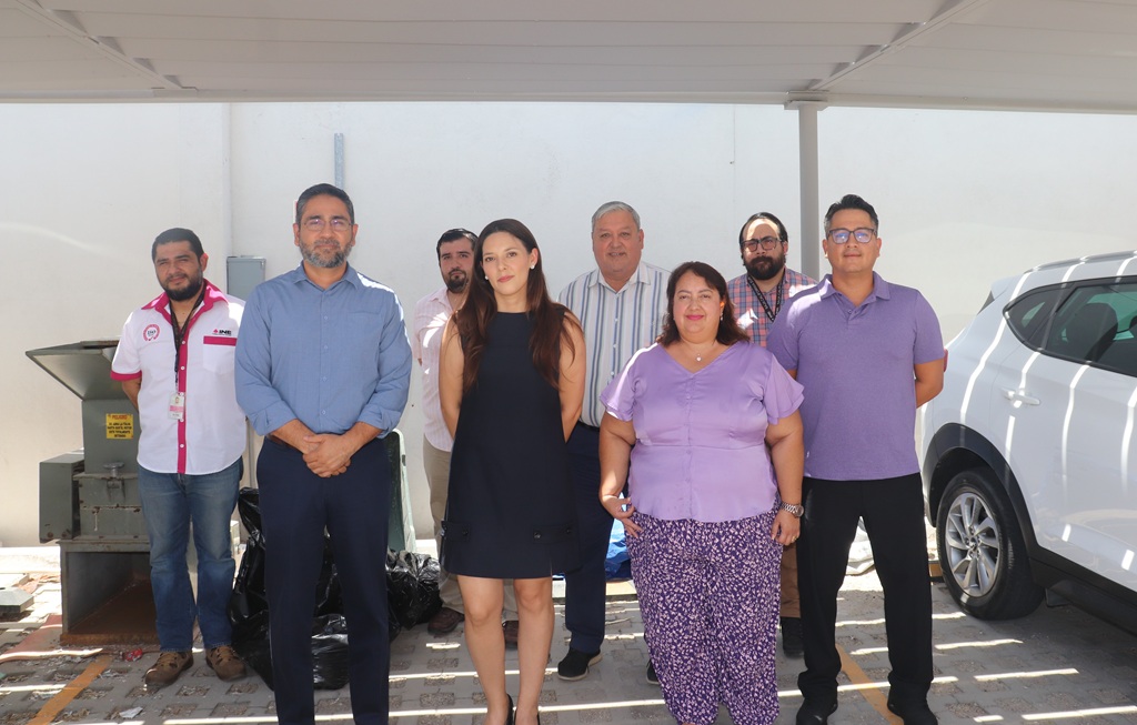 dos mujeres y cinco hombres de pie para la foto oficial