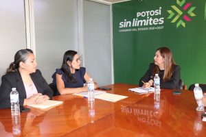 tres mujeres teniendo una reunión