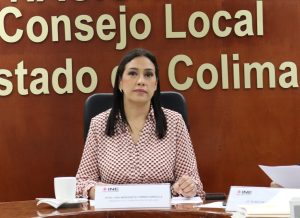 mujer sentada cabello negro hasta el hombro ojos grandes vestida de rosa