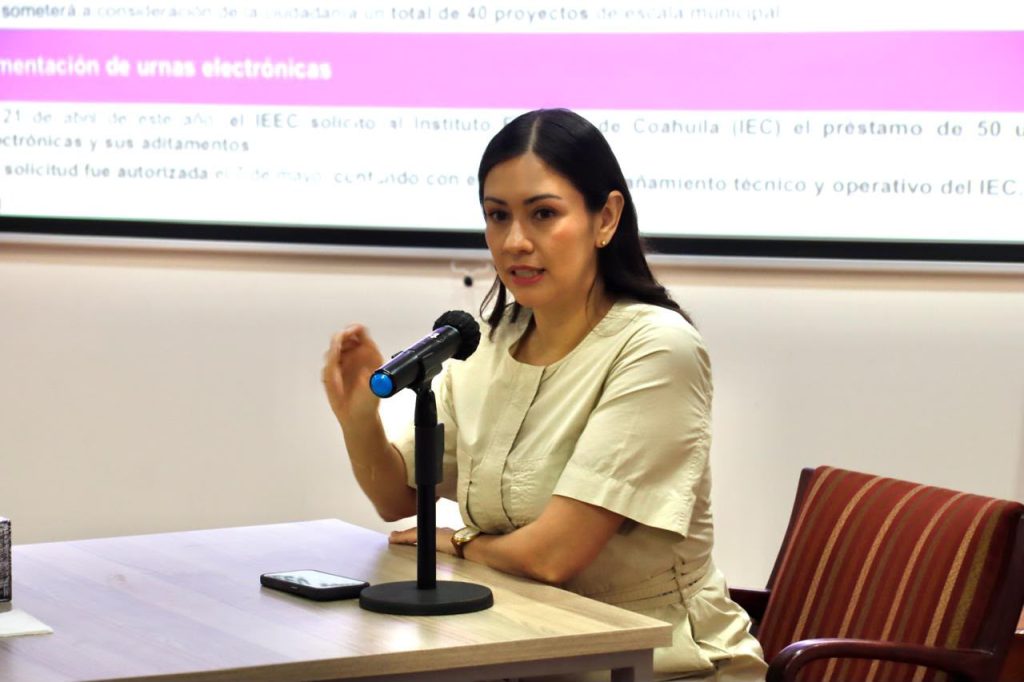 Consejera Electoral Blanca Cruz impartiendo conferencia en IE Campeche
