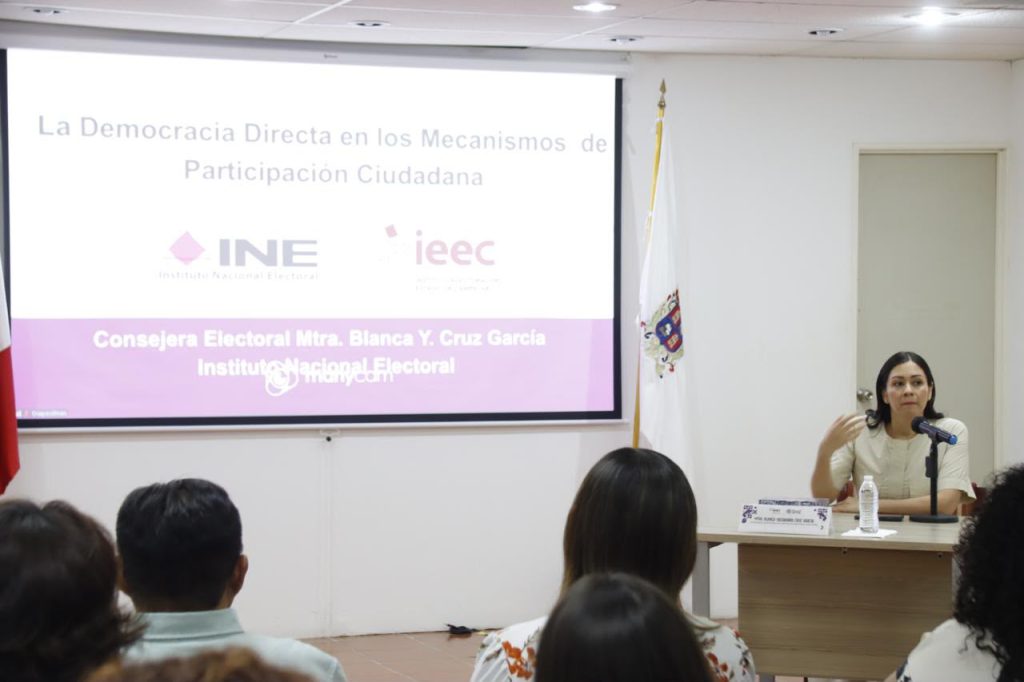 Consejera Electoral Blanca Cruz impartiendo conferencia en IE Campeche