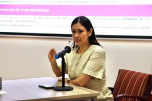Consejera Electoral Blanca Cruz impartiendo conferencia en IE Campeche