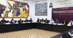 varias personas sentadas en un salón