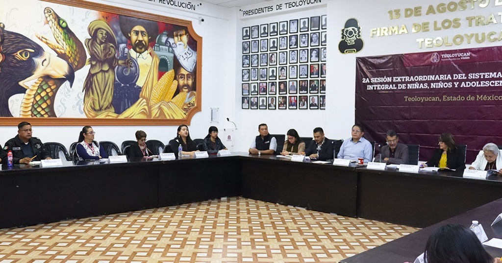 varias personas sentadas en un salón