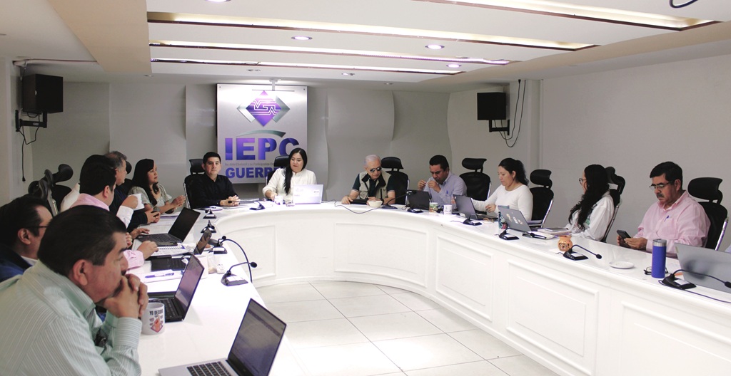 Personas reunidas en una salón blanco