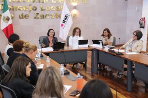 mujeres reunidas platicando