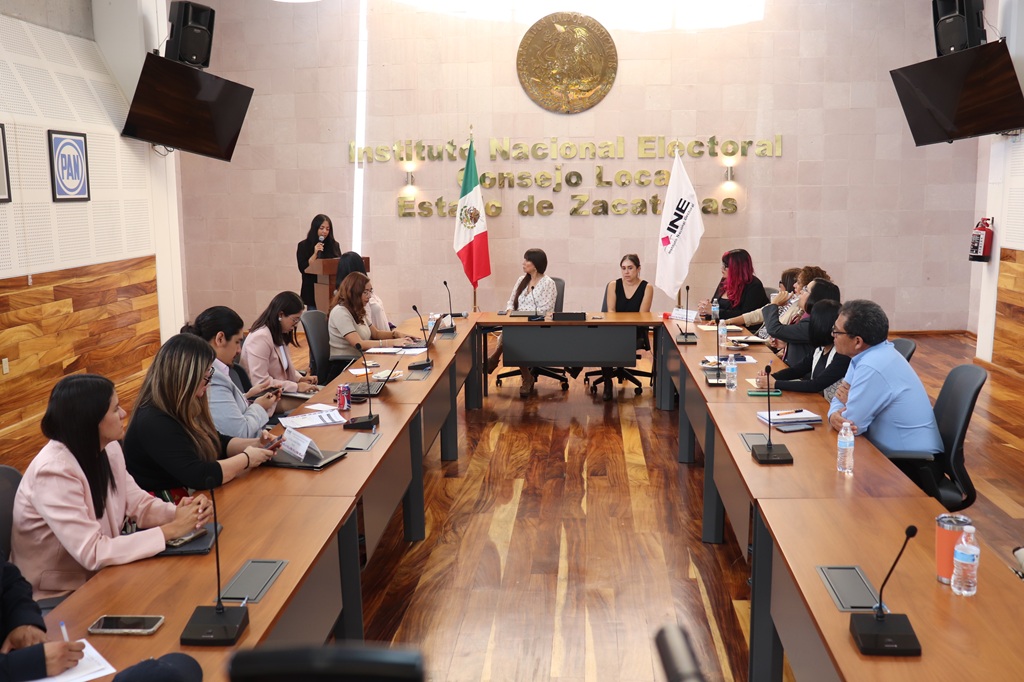 varias mujeres en una reunión de trabajo