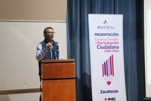 Un hombre de pie frente a un micrófono