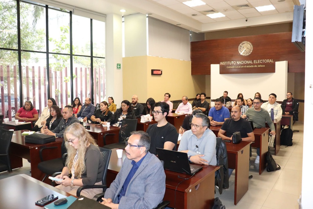varias personas sentadas tomando una clase