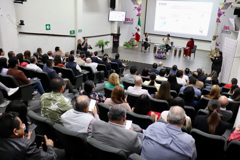 Norma De La Cruz, Conferencia en OPL Veracruz