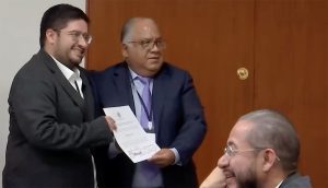 Dos personas sosteniendo un certificado