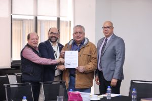 Cuatro personas sosteniendo un certificado