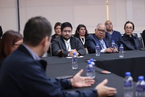 Personas en reunión en sala de juntas
