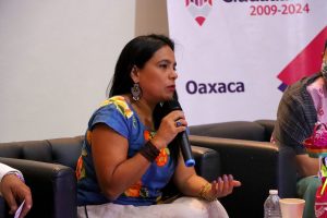 mujer indígena hablando frente a un micrófono