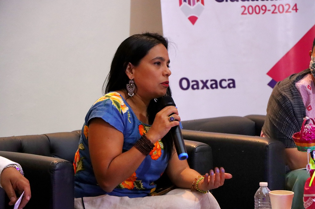 mujer indígena hablando frente a un micrófono