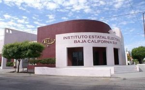 edificio de color blanco y café