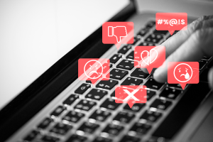Techado de computadora con signos de odio