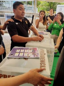 un hombre hace reconocimiento táctil de la urna de votación