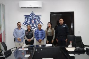 cinco personas en las instalaciones de la secretaria de seguridad de pie para la foto oficial