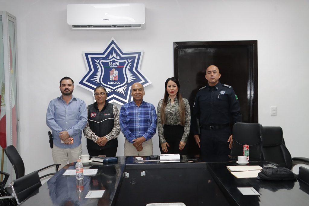 cinco personas en las instalaciones de la secretaria de seguridad de pie para la foto oficial