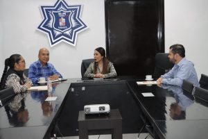 Cuatro personas sosteniendo una reunión de trabajo